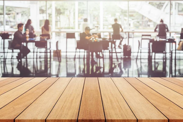 Tablero o mesa de madera y fondo borroso abstracto. Espacio libre — Foto de Stock