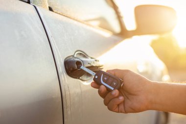 Uzaktan kumandalı arabanın anahtarlarını tut ve düğmeye bas ya da kilitle