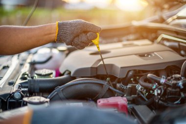El kontrol veya modern araba motoru tamir teknisyeni