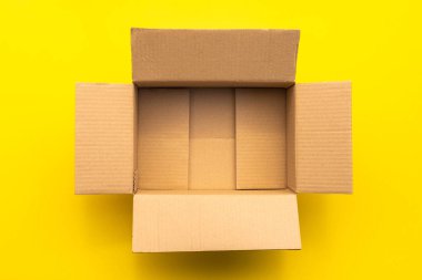 Üst görünüm boş kahverengi direk ya da sarı kağıt arka Grou üzerindeki karton kutu