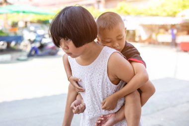 Genç çocuk ablasına bindi ve sokakta yürüdü.