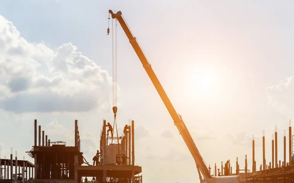 Silueta del trabajador de la construcción que trabaja en el sitio para la estructura del techo — Foto de Stock