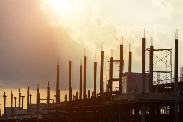 Silueta del trabajador de la construcción que trabaja en el sitio para la estructura del techo — Foto de Stock