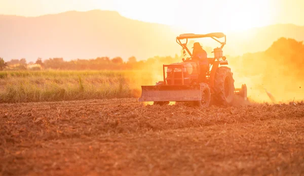 Fermier thaïlandais sur grand tracteur dans la terre pour préparer le sol — Photo