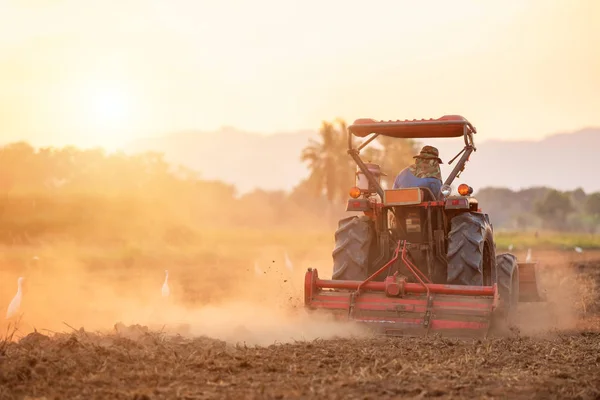 Thai farmer on big tractor in the land to prepare the soil — Stock Photo, Image