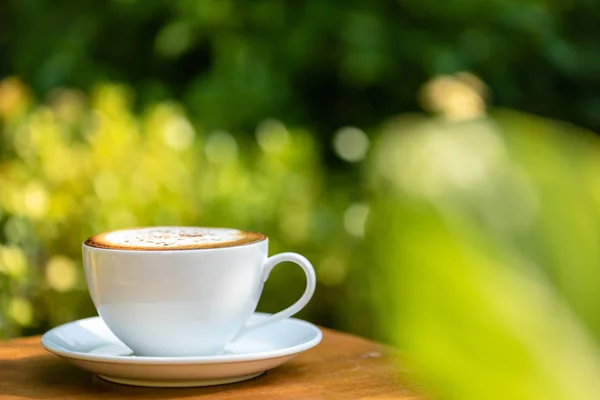 Weiße Kaffeetasse aus Keramik auf Holztisch oder Theke — Stockfoto