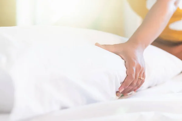 Mano de ama de llaves establecer almohada blanca en la sábana en hote —  Fotos de Stock