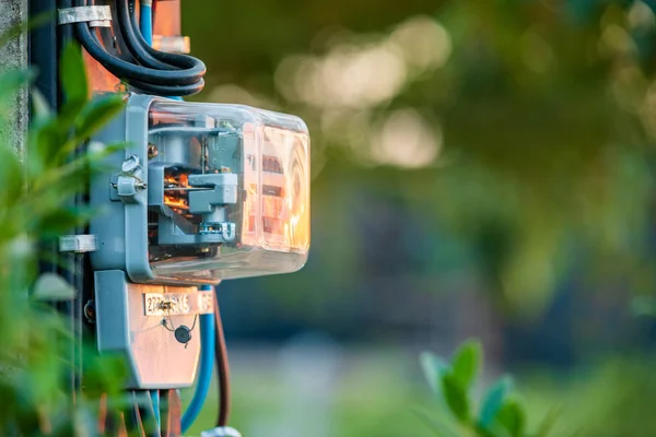 Medidor elétrico instalado no pólo de medição watt no — Fotografia de Stock