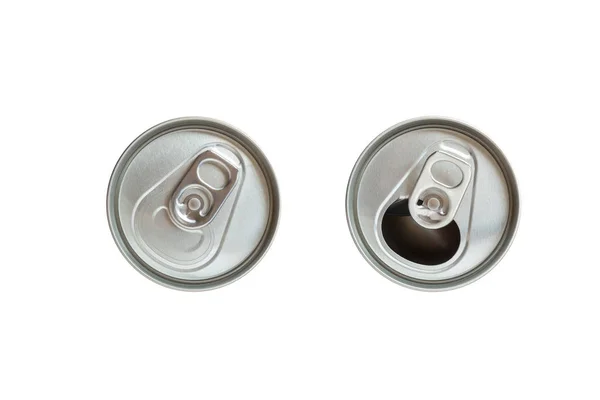 Top vista fechar e abrir tampa de cerveja ou refrigerante pode isolado o — Fotografia de Stock