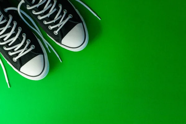 Top view új fekete divat cipő fehér kötél zöld papíron b — Stock Fotó