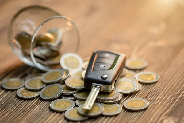 New car keys pile of coin on wooden table. Car financial, Car pu — Stock Photo, Image