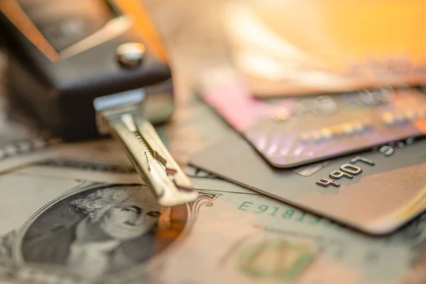 Llaves de coche nuevas, tarjeta de crédito y billete en dólares estadounidenses en mesa de madera — Foto de Stock