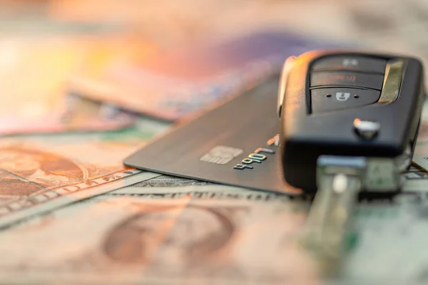 나무 탁자 위에 새 차 열쇠, 신용 카드 , US $BANKNOTE — 스톡 사진