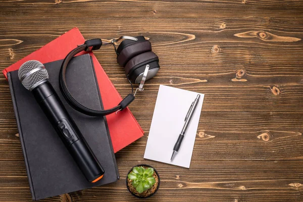 Bovenaanzicht Microfoon Koptelefoon Boek Papieren Notitie Bruin Houten Bord Leren — Stockfoto