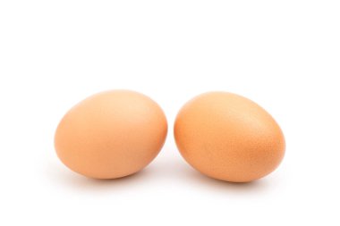 Beyaz arka planda izole edilmiş taze yumurtaları kapat. Gıda konsepti