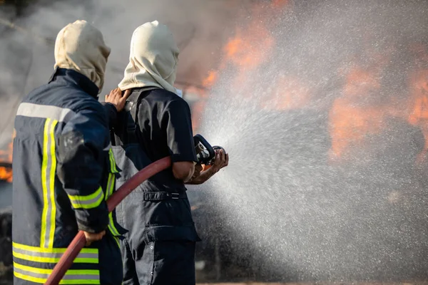 Bombero Bombero Rociando Agua Manguera Agua Grande Para Evitar Incendios —  Fotos de Stock