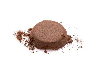 Beyaz arka planda izole edilmiş kahve makinesinin öğütülmüş kahvesini kapat.