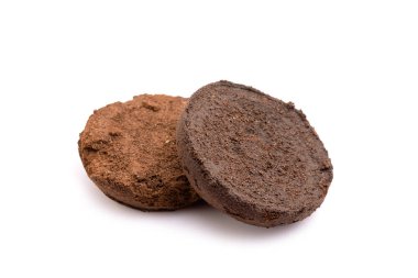 Beyaz arka planda izole edilmiş kahve makinesinin öğütülmüş kahvesini kapat.