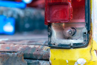 Terk edilmiş arabanın farındaki ampulü kapat..