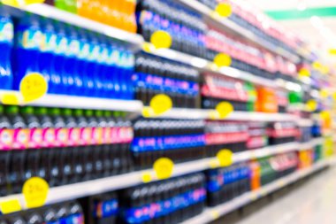 Bir süpermarkette çeşitli içecek ürünlerinin bulanık arkaplanı.