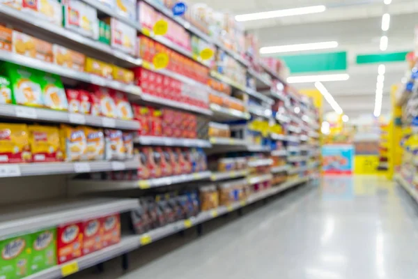 Snacks Estantes Supermercado Fondo Borroso Para Diseño —  Fotos de Stock