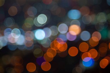 Şehir gece lambalarının renkli bokeh arkaplanı.