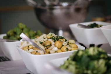 Düğün ünlüleri resepsiyon yemeği