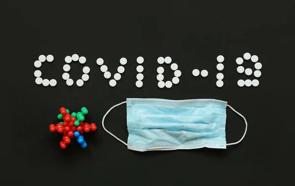 COVID-19. 2019 Novel Coronavirus (2019-nCoV). Virüs salgını konsepti. Tıbbi yüz maskesi, virüse karşı aşı ile ampul..