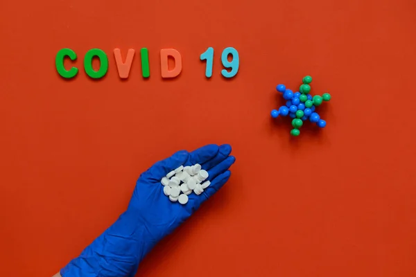 Doktorların ellerinde koruyucu eldivenlerle tıbbi maske. Mavi arka plan. Coronavirus konsepti. Dünyada salgın hastalık.