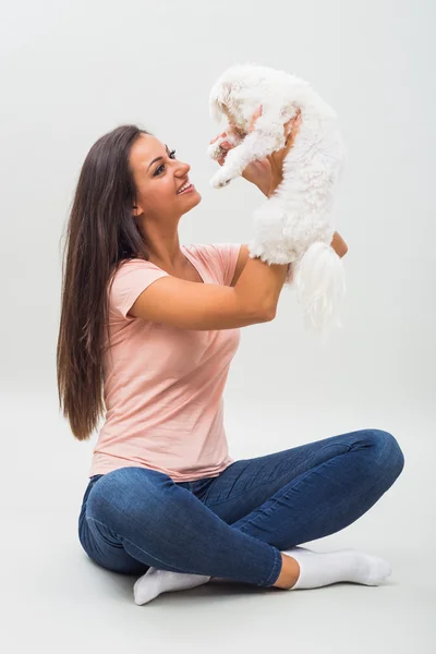 Hermosa mujer con perro maltés — Foto de Stock