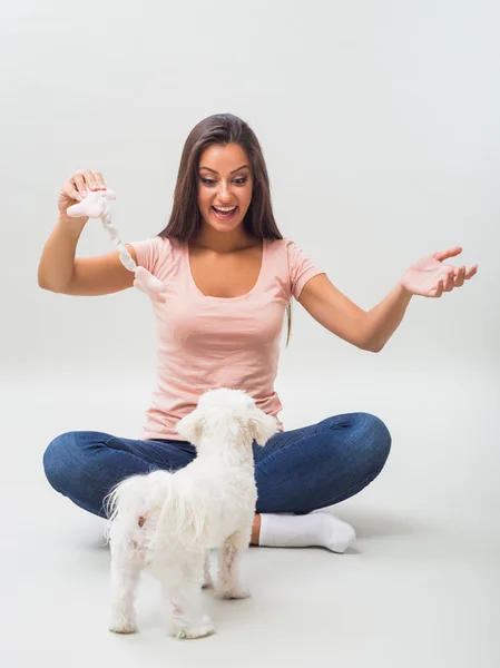 Hermosa mujer jugando con perro maltés — Foto de Stock