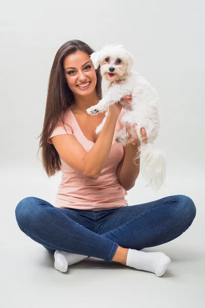 Hermosa mujer con perro maltés — Foto de Stock