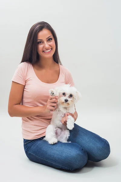 Hermosa mujer con perro maltés — Foto de Stock