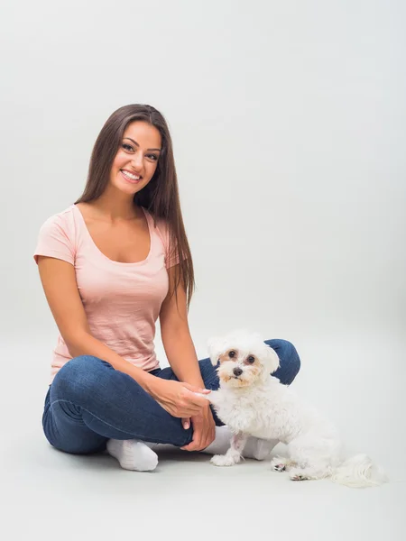 Hermosa mujer con perro maltés — Foto de Stock