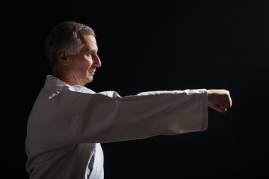 Komuta sizde karate pratik.