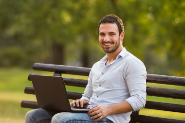 Dizüstü bilgisayar kullanan iş adamı