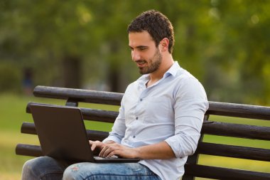 Dizüstü bilgisayar kullanan iş adamı