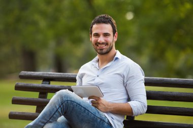 Dijital tablet kullanan işadamı