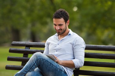 Dijital tablet kullanan işadamı