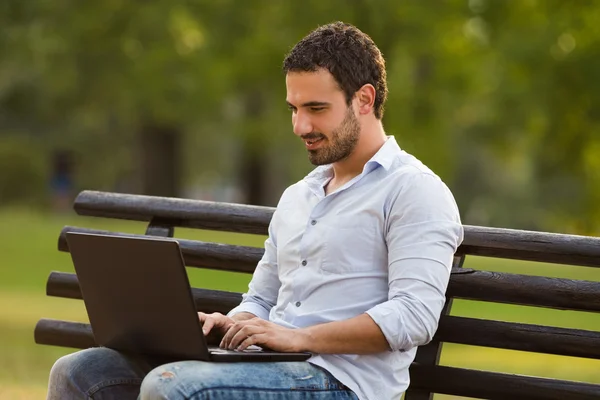 Dizüstü bilgisayar kullanan iş adamı