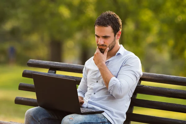 Bezorgd zakenman met behulp van laptop — Stockfoto