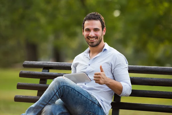 Geschäftsmann zeigt sich bei digitaler Nutzung pleite — Stockfoto