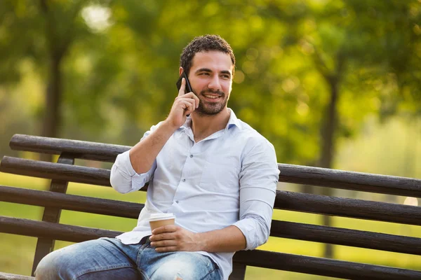 Kahve içme ve telefon kullanarak iş adamı — Stok fotoğraf