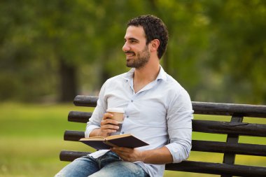 Bir kitap okuma ve kahve içmek işadamı sahiptir