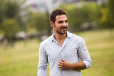 parkta duran işadamı 