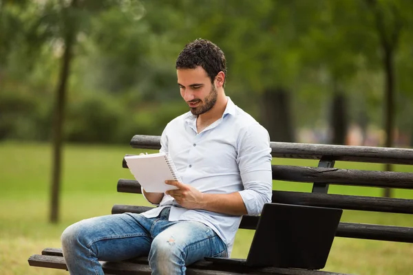 Empresario trabajando al aire libre — Foto de Stock