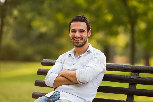 Porträt eines Geschäftsmannes sitzt im Park — Stockfoto