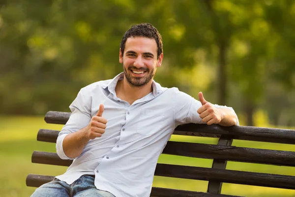 Zakenman toont duim omhoog — Stockfoto