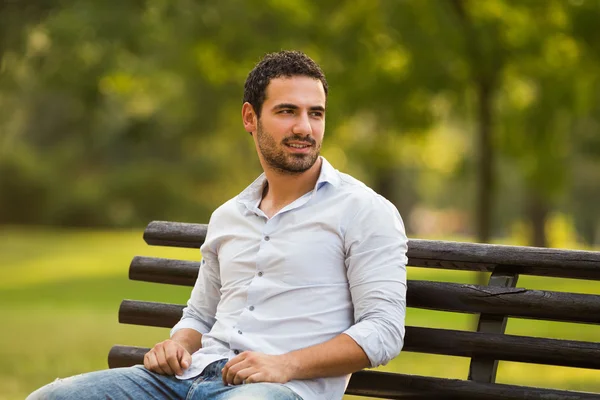 Geschäftsmann sitzt im Park — Stockfoto