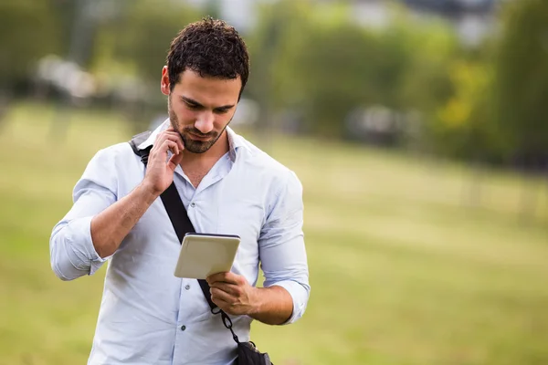 Orolig affärsman använder digitala tablett — Stockfoto